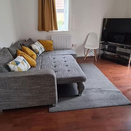 Private 2 Bed Flat Close To Excel & City Airport 伦敦 外观 照片
