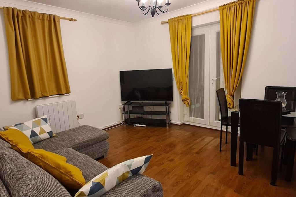 Private 2 Bed Flat Close To Excel & City Airport 伦敦 外观 照片