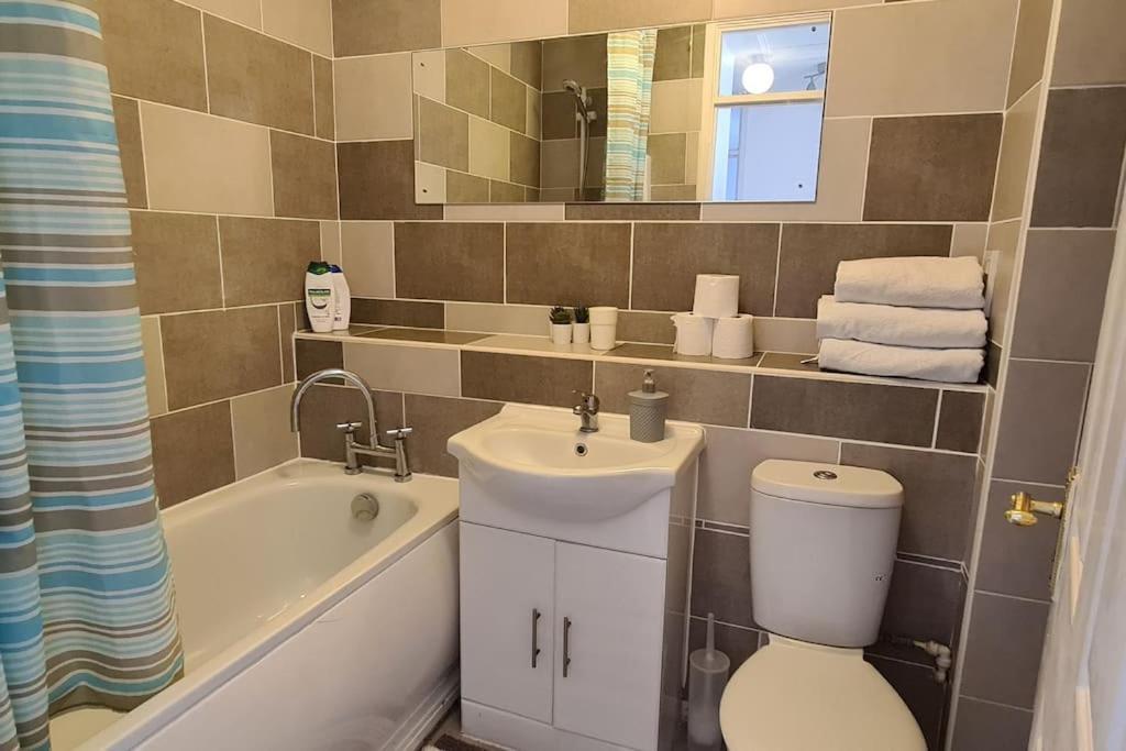 Private 2 Bed Flat Close To Excel & City Airport 伦敦 外观 照片